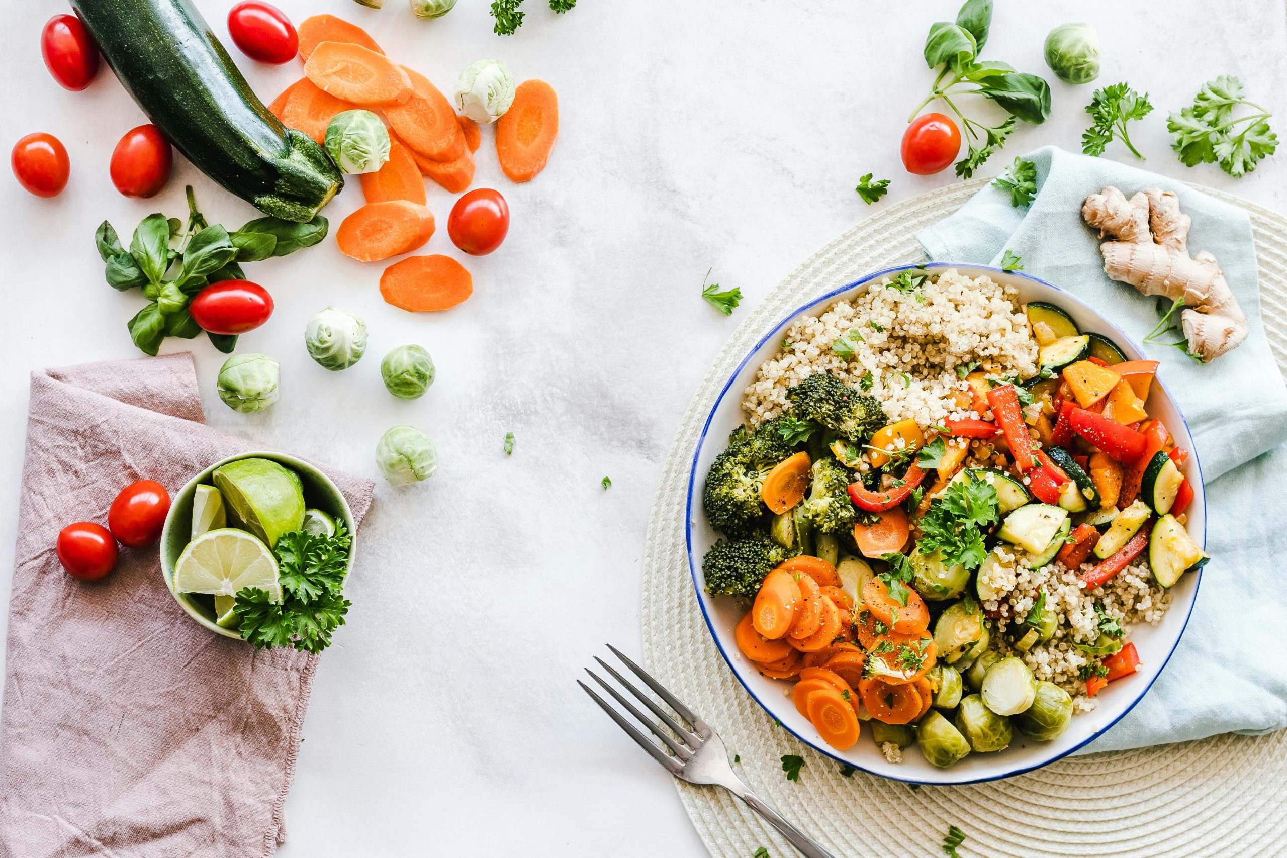 Colorful plant-based meal with leafy greens, quinoa, and roasted vegetables showcasing healthy foods for longevity and better health.