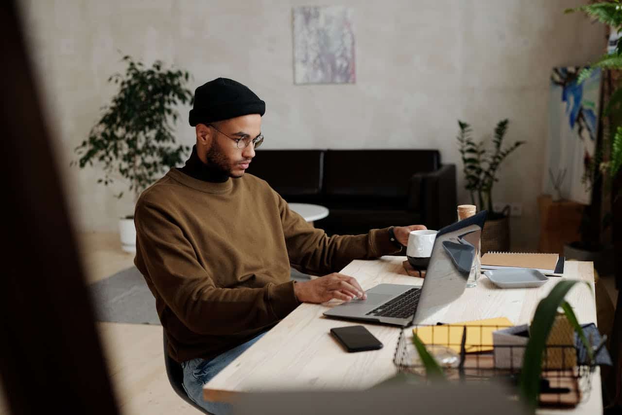 Professional focused at a desk working with enhanced clarity and productivity, demonstrating the benefits of adaptogens for mental performance.